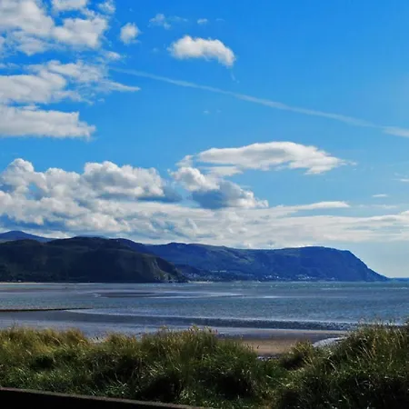 Lovely, Cosy Beachside Cottage 1 - Perfect Location Llandudno Exterior photo