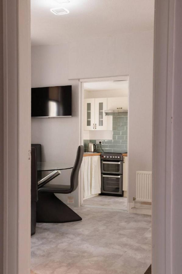 Lovely, Cosy Beachside 1 - Perfect Location Apartment