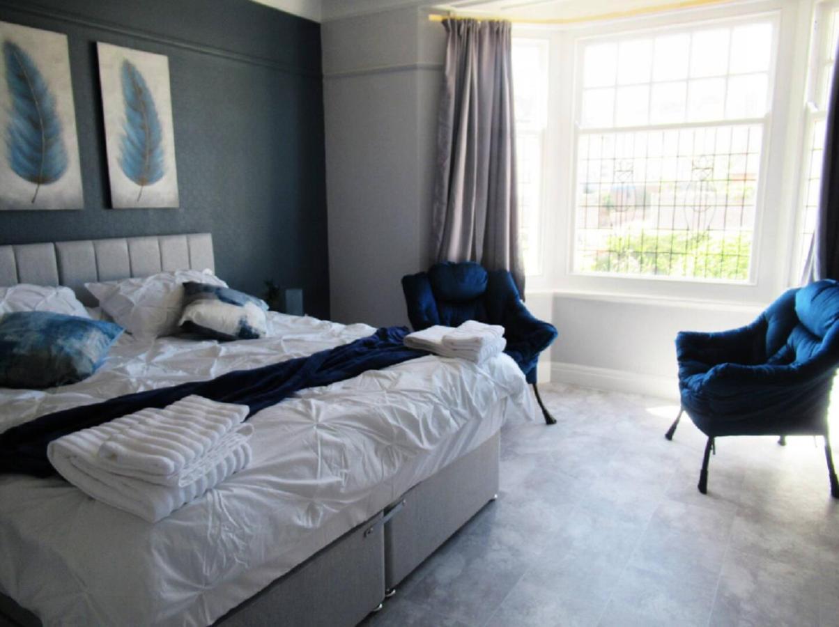 Lovely, Cosy Beachside 1 - Perfect Location Apartment