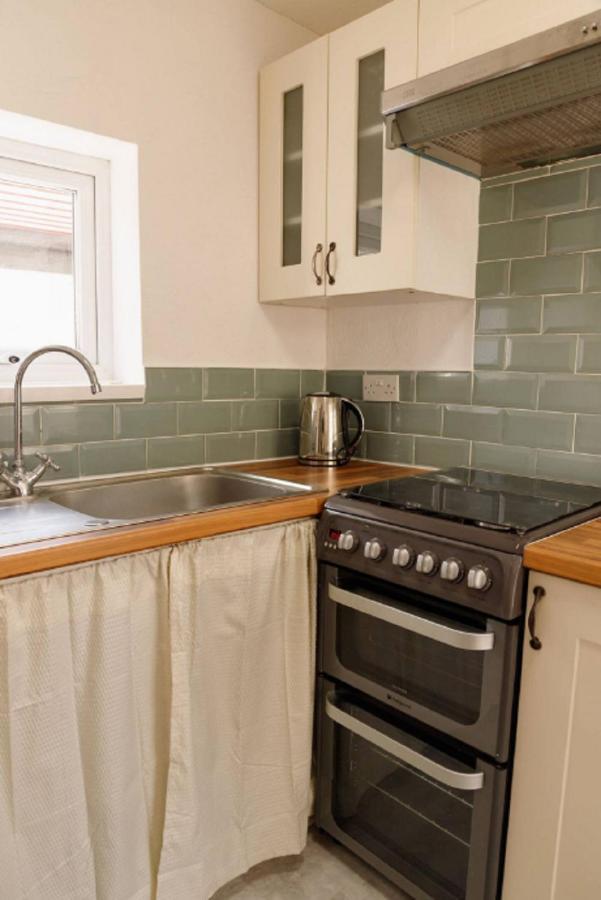 Lovely, Cosy Beachside 1 - Perfect Location Apartment *