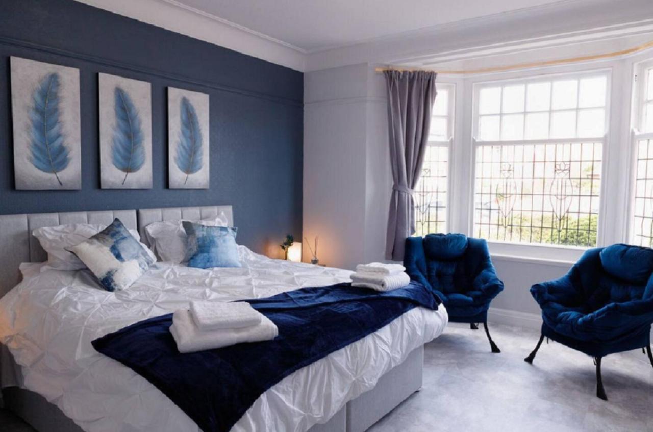 Lovely, Cosy Beachside 1 - Perfect Location Apartment *