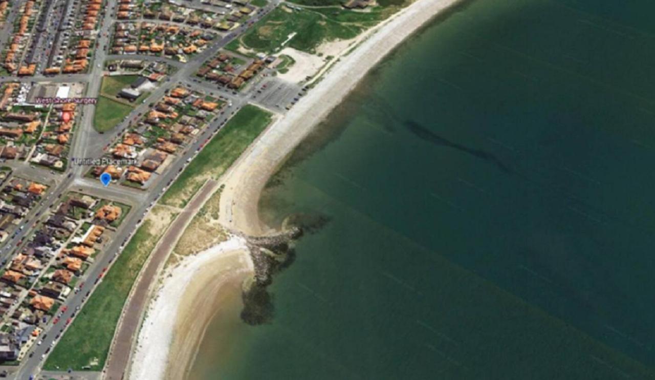 Lovely, Cosy Beachside 1 - Perfect Location Apartment *